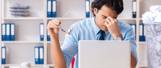 homme dépité face à son écran d'ordinateur